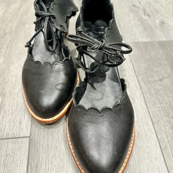 ELF Black Scalloped Leather Handmade in Bali Heels - Picture 4 of 6